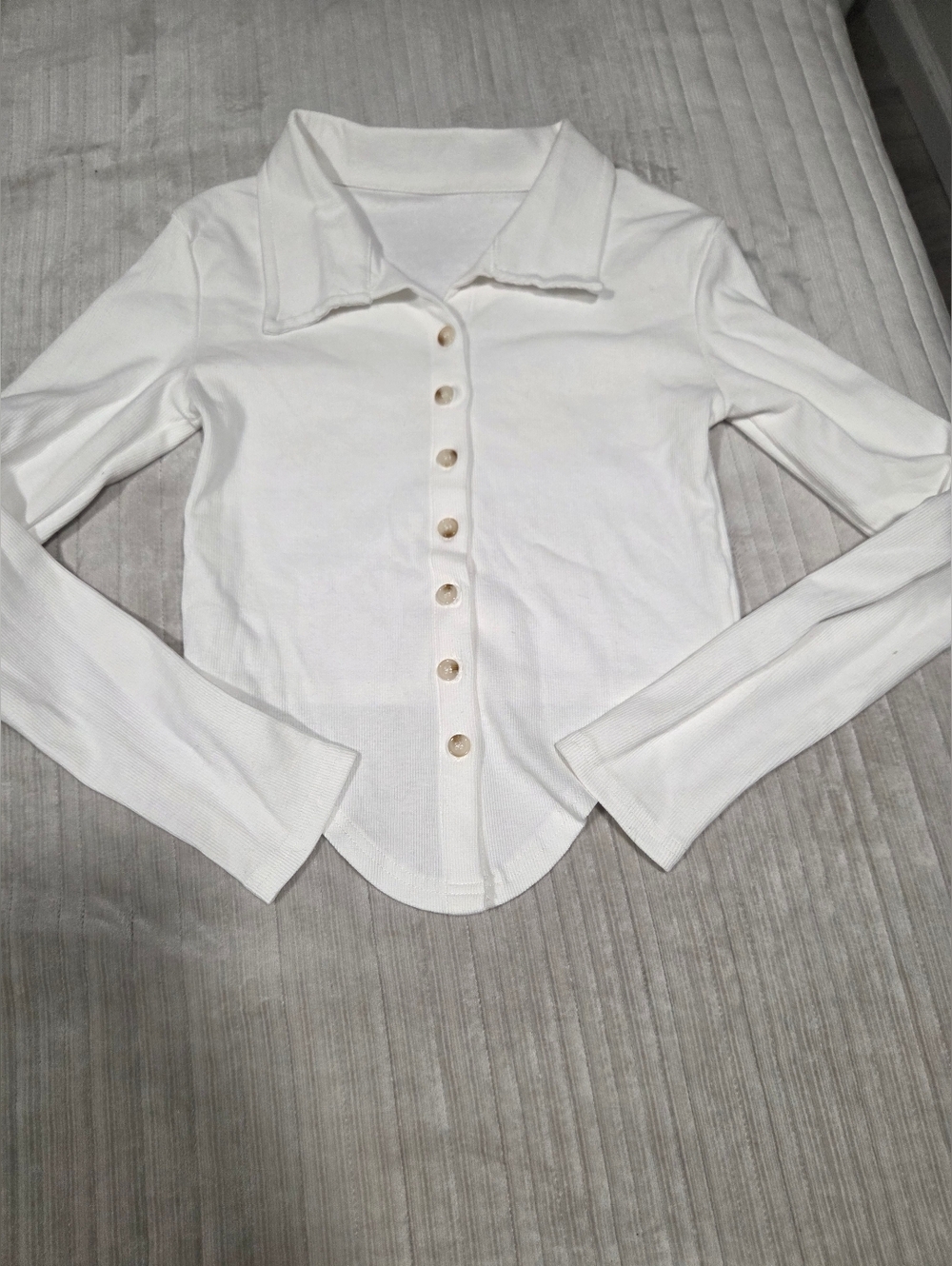 Amazon Cream Button-Front Ribbed Collared Top - Picture 2 of 6